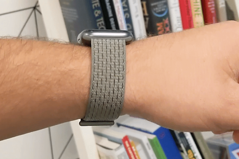 Apple Watch Series 5 giá bao nhiêu tại 2020? Bảng giá chi tiết Apple Watch Series 5 xoay cổ tay xem giờ